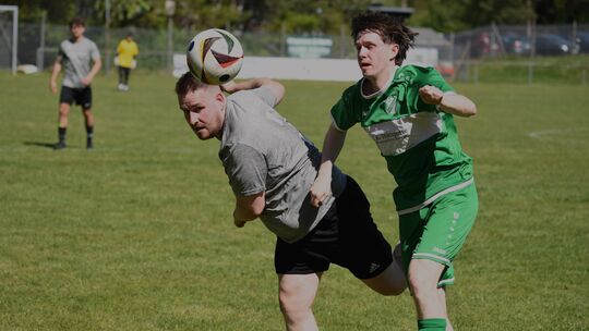 Der VfL Weierbach (graue Trikots) kämpfte wacker, doch Spitzenreiter SG Perlbachtal behielt die Oberhand. Der VfL Weierbach (graue Trikots) kämpfte wacker, doch Spitzenreiter SG Perlbachtal behielt die Oberhand.