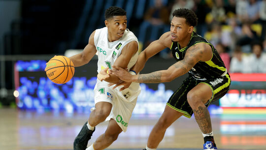 Die Koblenzer Basketballer um Julian Larry (am Ball) verabschiedeten sich vor den heimischen Fans mit einer 75:89-Niederlage geg Die Koblenzer Basketballer um Julian Larry (am Ball) verabschiedeten sich vor den heimischen Fans mit einer 75:89-Niederlage geg