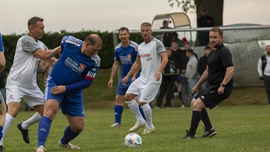 Der ehemalige Emmelshausener Verbandsliga-Akteur Thomas Reiz (in Blau, links) hat beim 1:0-Sieg seiner SG Vorderhunsrück II gege Der ehemalige Emmelshausener Verbandsliga-Akteur Thomas Reiz (in Blau, links) hat beim 1:0-Sieg seiner SG Vorderhunsrück II gege
