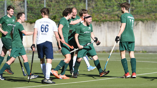 Der LHC kann unter freiem Himmel doch noch gewinnen. Hier bejubeln die Grünhemden David Schneiders späten Siegtreffer gegen den Der LHC kann unter freiem Himmel doch noch gewinnen. Hier bejubeln die Grünhemden David Schneiders späten Siegtreffer gegen den