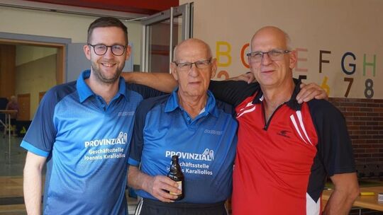 Drei Generationen, ein Team: Mit seinem Enkel Daniel (links) und seinem Sohn Ingo (rechts) stand der 91-jährige Werner Schüler a Drei Generationen, ein Team: Mit seinem Enkel Daniel (links) und seinem Sohn Ingo (rechts) stand der 91-jährige Werner Schüler a