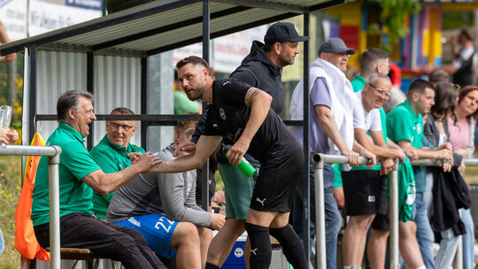 Klatschen sich Torwarttrainer Olaf Bürstlein und Innenverteidiger Dominic Schübelin am Freitagabend ab, weil sie mit ihrem VfR B Klatschen sich Torwarttrainer Olaf Bürstlein und Innenverteidiger Dominic Schübelin am Freitagabend ab, weil sie mit ihrem VfR B