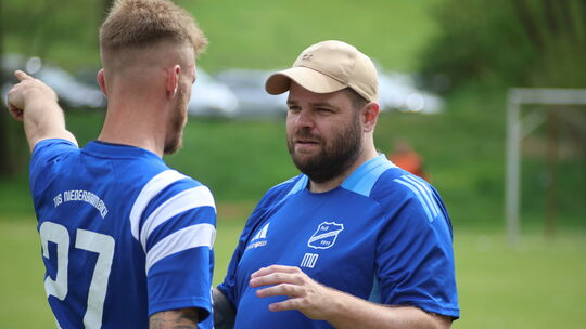 Trainer Mathias Düwel und Torjäger Maxi Kuhn wollen mit dem TuS Niederbrombach im Derby geegen den TuS Oberbrombach triumphieren Trainer Mathias Düwel und Torjäger Maxi Kuhn wollen mit dem TuS Niederbrombach im Derby geegen den TuS Oberbrombach triumphieren