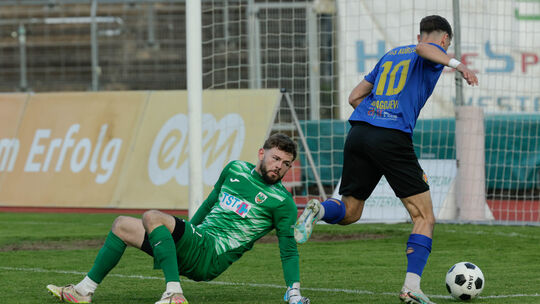 Da konnte Tobias Edinger im Wormatia-Tor nur noch hinterherschauen. Igor Blagojevic umspielte erst den Keeper, ließ anschließend Da konnte Tobias Edinger im Wormatia-Tor nur noch hinterherschauen. Igor Blagojevic umspielte erst den Keeper, ließ anschließend