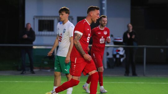 Immendorfs Robin Reichert (rotes Trikot) bejubelt das 2:0 gegen die SG Mülheim-Kärlich. Am Ende stand ein knapper, abr sicher ni Immendorfs Robin Reichert (rotes Trikot) bejubelt das 2:0 gegen die SG Mülheim-Kärlich. Am Ende stand ein knapper, abr sicher ni