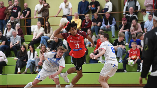 Holzheims Eigengewächs Hannes Pascal Jemixe (am Ball) hat in der am Samstag zu Ende gehenden Oberliga-Runde einen großen Leistun Holzheims Eigengewächs Hannes Pascal Jemixe (am Ball) hat in der am Samstag zu Ende gehenden Oberliga-Runde einen großen Leistun