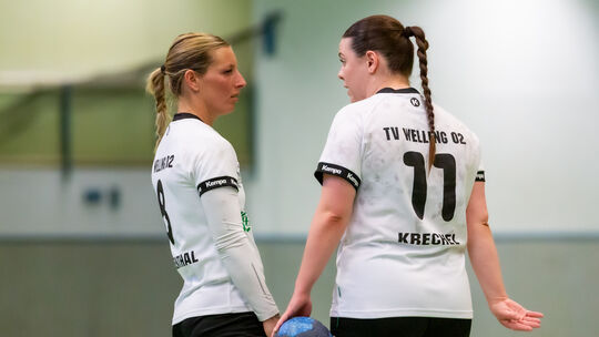 Für Janina Laubenthal (hier links im Gespräch mit Sarah Krechel) und den TV Welling zählt am Samstag gegen die HSG Dudenhofen/Sc Für Janina Laubenthal (hier links im Gespräch mit Sarah Krechel) und den TV Welling zählt am Samstag gegen die HSG Dudenhofen/Sc