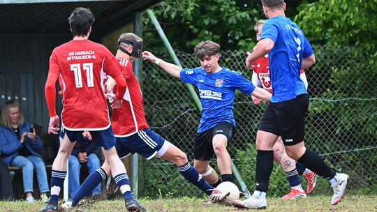 Die SG Harbach (in Rot) und der FSV Kroppach (in Blau) schenkten sich auf dem schwer zu bespielenden Platz nichts. Die SG Harbach (in Rot) und der FSV Kroppach (in Blau) schenkten sich auf dem schwer zu bespielenden Platz nichts.