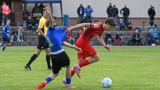 Da war der Gegner 1. FC Heidenheim wohl einfach bissiger als Niklas Barth (blaues Trikot) und die TuS Koblenz: Die U17 unterlag Da war der Gegner 1. FC Heidenheim wohl einfach bissiger als Niklas Barth (blaues Trikot) und die TuS Koblenz: Die U17 unterlag