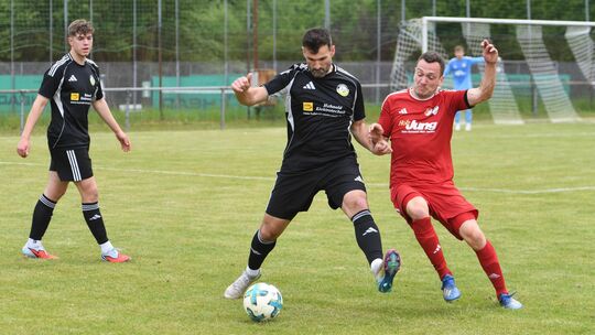 Spielertrainer Jannik Bendel (rechts) schob sich mit der SG Hundsangen II auf Rang vier vor. In dieser Szene nimmt er es mit dem Spielertrainer Jannik Bendel (rechts) schob sich mit der SG Hundsangen II auf Rang vier vor. In dieser Szene nimmt er es mit dem