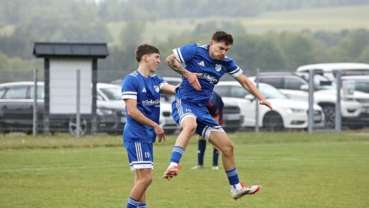 Völlig losgelöst: Jonas Krätz (rechts, hier beim, Torjubel mit Alessandro Becher) brachte den SSV Hattert in der 19. Minute in F Völlig losgelöst: Jonas Krätz (rechts, hier beim, Torjubel mit Alessandro Becher) brachte den SSV Hattert in der 19. Minute in F