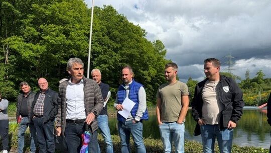 Der Tourismusausschuss der VG Hamm war im Waldschwimmbad Thalhausermühle, um sich vor Ort einen Überblick zu machen, nachdem das Der Tourismusausschuss der VG Hamm war im Waldschwimmbad Thalhausermühle, um sich vor Ort einen Überblick zu machen, nachdem das