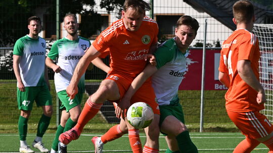 Niederroßbach (links Alexander Haller) versteckte sich nicht und bot dem Titelaspiranten Betzdorf großen Widerstand. Erst nach d Niederroßbach (links Alexander Haller) versteckte sich nicht und bot dem Titelaspiranten Betzdorf großen Widerstand. Erst nach d