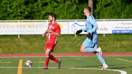 Die Entscheidung im Mons-Tabor-Stadion: Weil Montabaurs Torwart Niclas Fasel (rechts) bei einem Standard in der Nachspielzeit mi Die Entscheidung im Mons-Tabor-Stadion: Weil Montabaurs Torwart Niclas Fasel (rechts) bei einem Standard in der Nachspielzeit mi
