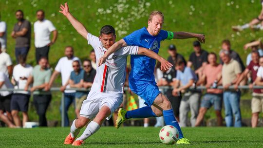 Jannik Zeuner (rechts), hier im Zweikampf mit Mustafa Yilmaz, brachte die SG Müschenbach nach dem 1:2-Pausenrückstand wieder auf Jannik Zeuner (rechts), hier im Zweikampf mit Mustafa Yilmaz, brachte die SG Müschenbach nach dem 1:2-Pausenrückstand wieder auf