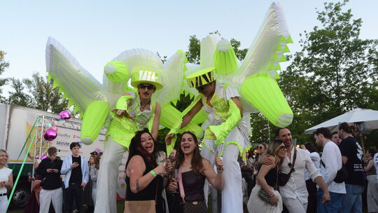 Anima, die beiden Stelzenläufer waren Freitagabend der überraschende Live-Act zum Auftakt des Weinfestival Sip & Sound im Kaiser Anima, die beiden Stelzenläufer waren Freitagabend der überraschende Live-Act zum Auftakt des Weinfestival Sip & Sound im Kaiser