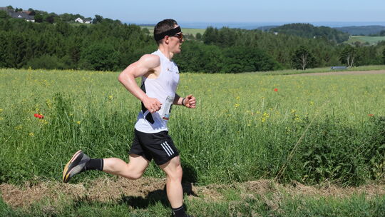 Andre Hergenröder von X-Sport Kastellaun hatte auf dem Weg zum Zehn-Kilometer-Sieg beim 16. Pfingstkronenlauf in Kleinich wenig Andre Hergenröder von X-Sport Kastellaun hatte auf dem Weg zum Zehn-Kilometer-Sieg beim 16. Pfingstkronenlauf in Kleinich wenig