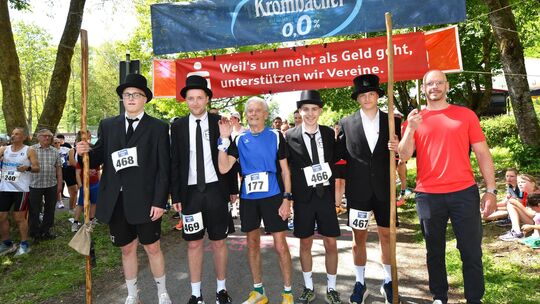 37. Deuzer Sparkassen Pfingstlauf – 4. Lauf Ausdauer-Cup 2026: Kurz bevor Sparkassenvorstand Tillmann Reusch (rechts) den Starts 37. Deuzer Sparkassen Pfingstlauf – 4. Lauf Ausdauer-Cup 2026: Kurz bevor Sparkassenvorstand Tillmann Reusch (rechts) den Starts