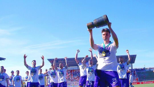 Da ist das Ding: Tristan Zobel stemmt den "Sachsen-Pokal" vor seinen Teamkollegen in die Höhe, der aus Emmelshausen stammende In Da ist das Ding: Tristan Zobel stemmt den "Sachsen-Pokal" vor seinen Teamkollegen in die Höhe, der aus Emmelshausen stammende In