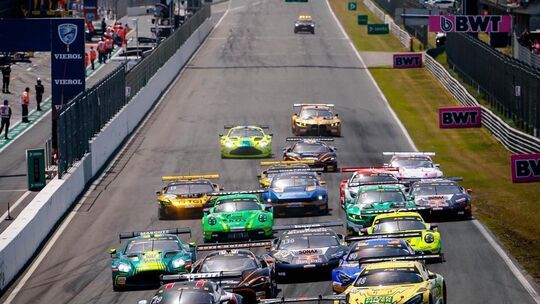 Kurz nach dem Start in Zandvoort lag der blaue Mercedes AMG GT3 von Lucas Auer sogar vorne. Kurz nach dem Start in Zandvoort lag der blaue Mercedes AMG GT3 von Lucas Auer sogar vorne.