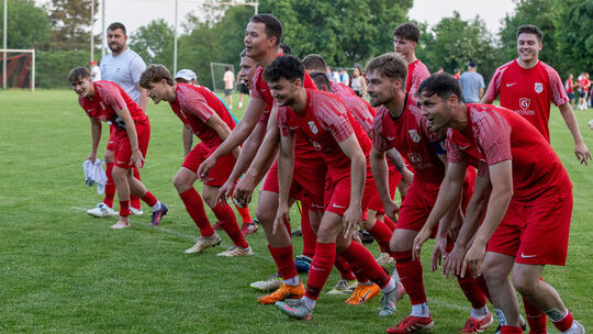 Nach dem Hinspiel gegen den VfL Simmertal feierte der SV Buhlenberg schon mit seinen Fans. Darf der Vizemeister der A-Klasse Bir Nach dem Hinspiel gegen den VfL Simmertal feierte der SV Buhlenberg schon mit seinen Fans. Darf der Vizemeister der A-Klasse Bir