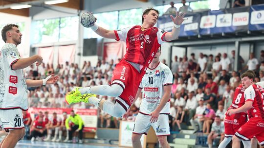 Philip Würz (beim Wurf) und sein TuS Ferndorf spielen auch in der kommenden Saison in der 2. Handball-Bundesliga. Philip Würz (beim Wurf) und sein TuS Ferndorf spielen auch in der kommenden Saison in der 2. Handball-Bundesliga.
