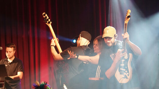 Kempes Feinest lieferte eine tolle Show. Kempes Feinest lieferte eine tolle Show.
