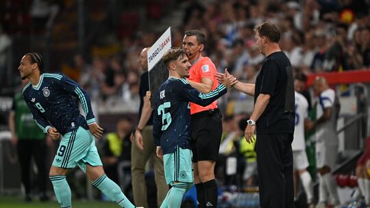 Gewinner des WM-Tests in Mainz: der 18-jährige Lennart Karl klatscht mit Coach Julian Nagelsmann ab – für ihn kommt Leroy Sané. Gewinner des WM-Tests in Mainz: der 18-jährige Lennart Karl klatscht mit Coach Julian Nagelsmann ab – für ihn kommt Leroy Sané.