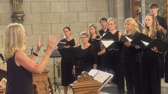 Chorleiterin Veronika Zilles dirigierte den Kammerchor Marienstatt hoch konzentriert. Chorleiterin Veronika Zilles dirigierte den Kammerchor Marienstatt hoch konzentriert.