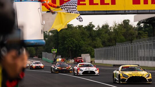 Der Mercedes-AMG GT3 von Luca Stolz und seinen Teamkollegen (vorne) quert in der Nummer 48 nach drei Stunden auf Position zwei v Der Mercedes-AMG GT3 von Luca Stolz und seinen Teamkollegen (vorne) quert in der Nummer 48 nach drei Stunden auf Position zwei v