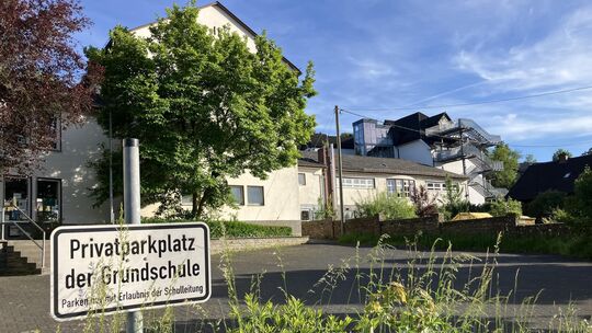 An der Nordseite des bestehenden Gebäudes, in Richtung Flachsweg, soll die neue Mensa der Franziskus-Grundschule in Wissen angeb An der Nordseite des bestehenden Gebäudes, in Richtung Flachsweg, soll die neue Mensa der Franziskus-Grundschule in Wissen angeb