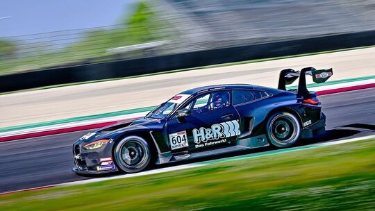 Jürgen Alzen und Timo Scheibner waren auch am Wochenende im belgischen Spa-Francorchamps mit seinem H&R-BMW M4 GT3 sehr erfolgre Jürgen Alzen und Timo Scheibner waren auch am Wochenende im belgischen Spa-Francorchamps mit seinem H&R-BMW M4 GT3 sehr erfolgre