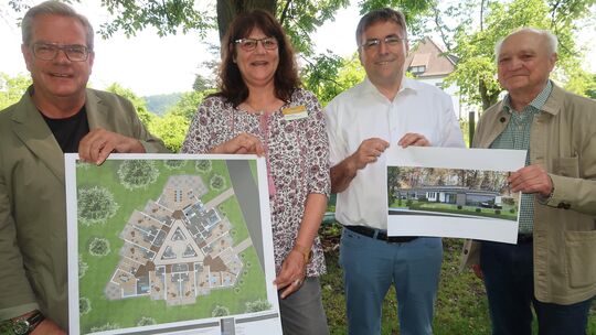 Auf der Wiese, wo das neue Hospiz gebaut werden soll, stellten (von links) Architekt Oliver Schmidt, Leiterin Yasmin Brost, Gesc Auf der Wiese, wo das neue Hospiz gebaut werden soll, stellten (von links) Architekt Oliver Schmidt, Leiterin Yasmin Brost, Gesc