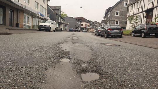 Kein schöner Anblick ist die B62-Durchfahrtsstraße in Mudersbach. Diese soll in knapp zwei Wochen saniert werden. Kein schöner Anblick ist die B62-Durchfahrtsstraße in Mudersbach. Diese soll in knapp zwei Wochen saniert werden.