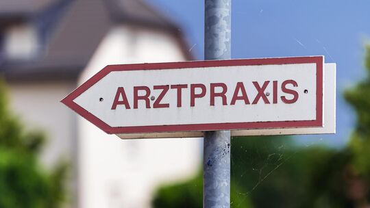Um Haus- und Fachärzte aufs Land zu locken und dort möglichst lange zu binden, müssen sich die Kommunen einiges einfallen lassen Um Haus- und Fachärzte aufs Land zu locken und dort möglichst lange zu binden, müssen sich die Kommunen einiges einfallen lassen