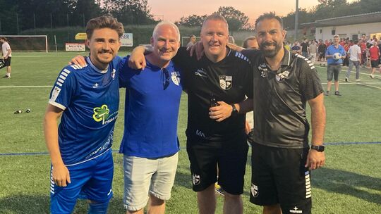Während sich das Gülser Trainerteam mit (von rechts) Cihan Akkaya, Co-Trainer Marco Koch und (links) dem spielenden Co-Trainer K Während sich das Gülser Trainerteam mit (von rechts) Cihan Akkaya, Co-Trainer Marco Koch und (links) dem spielenden Co-Trainer K