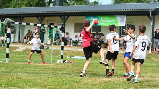 Beim Turnier auf dem an der Aar gelegenen Holzheimer Sportplatz kam der Nachwuchs voll auf seine Kosten. Hier ein Schnappschuss Beim Turnier auf dem an der Aar gelegenen Holzheimer Sportplatz kam der Nachwuchs voll auf seine Kosten. Hier ein Schnappschuss