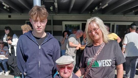 Für den treuen Fan Heinrich Weller (91) steht immer ein Stuhl am Spielfeldrand im Stadion auf dem Bühl bereit. Urenkel Moritz un Für den treuen Fan Heinrich Weller (91) steht immer ein Stuhl am Spielfeldrand im Stadion auf dem Bühl bereit. Urenkel Moritz un
