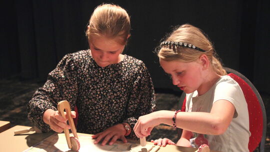 Viele hübsche Stempel standen den Kindern zur Verzierung der ungebrannten Tonfliesen zur Verfügung. Viele hübsche Stempel standen den Kindern zur Verzierung der ungebrannten Tonfliesen zur Verfügung.