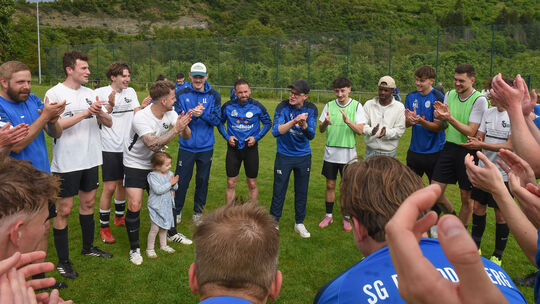 Abschiedsworte: Tim Kreuscher (mit schwarzer Mütze) spricht zu seinem jungen Team. Er hört als Trainer der SG Disibodenberg auf. Abschiedsworte: Tim Kreuscher (mit schwarzer Mütze) spricht zu seinem jungen Team. Er hört als Trainer der SG Disibodenberg auf.