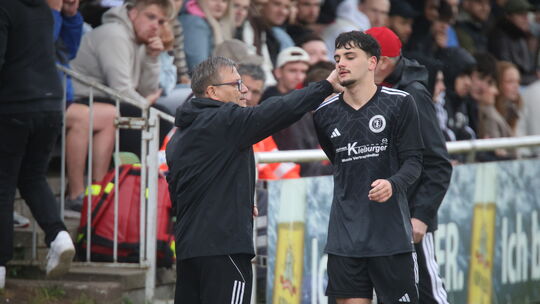Ein Klaps für Paul Schneider. Michael "Turbo" Rodenbusch (links) wird eine weitere Partie coachen, denn der SC Idar-Oberstein II Ein Klaps für Paul Schneider. Michael "Turbo" Rodenbusch (links) wird eine weitere Partie coachen, denn der SC Idar-Oberstein II