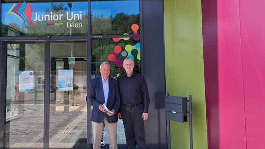 Mit Helmut Willems (rechts) hat sich der Wissener Ulrich Schmalz in Daun über das Thema Junior-Uni ausgetauscht. Mit Helmut Willems (rechts) hat sich der Wissener Ulrich Schmalz in Daun über das Thema Junior-Uni ausgetauscht.