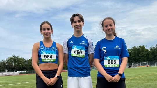 Verbandsmeister Felix Weber wird von seinen Teamkameradinnen von der LG Idar-Obersstein, Mia Roos und Alina Hahn eingerahmt. Verbandsmeister Felix Weber wird von seinen Teamkameradinnen von der LG Idar-Obersstein, Mia Roos und Alina Hahn eingerahmt.