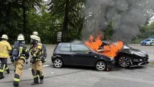 Nach einer Kollision in der Koblenzer Straße in Altenkirchen fing am Freitagmittag ein Kleinwagen Feuer. Nach einer Kollision in der Koblenzer Straße in Altenkirchen fing am Freitagmittag ein Kleinwagen Feuer.