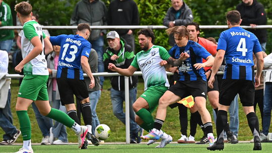 Enrico Balijaj (Mitte in Grün-Weiß, hier beim 1:1 gegen Schweich am Mittwoch) und der SG 06 Betzdorf reicht beim TuS Mayen ein R Enrico Balijaj (Mitte in Grün-Weiß, hier beim 1:1 gegen Schweich am Mittwoch) und der SG 06 Betzdorf reicht beim TuS Mayen ein R