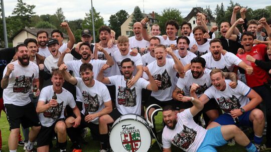 Die Fußballmannschaft des TuS Mayen jubelt nach dem 2:1-Sieg gegen die SG Betzdorf über den Aufstieg in die Rheinlandliga. Die Fußballmannschaft des TuS Mayen jubelt nach dem 2:1-Sieg gegen die SG Betzdorf über den Aufstieg in die Rheinlandliga.