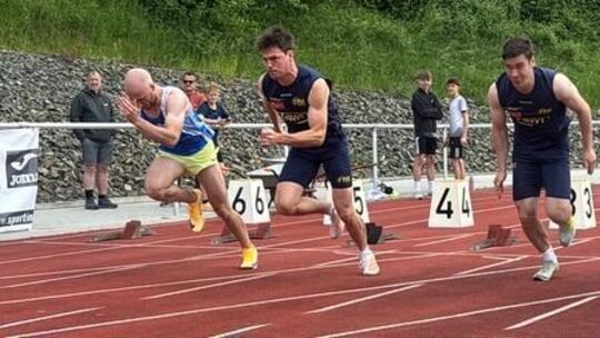 Der Start des 100-Meter-Rennens der Männer. Auf Bahn 1 sprintet der Schmidthachenbacher Lennox Düren (TuS Kirn) los. Auf Bahn 3 Der Start des 100-Meter-Rennens der Männer. Auf Bahn 1 sprintet der Schmidthachenbacher Lennox Düren (TuS Kirn) los. Auf Bahn 3