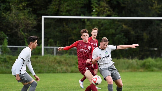Paul Frank (vorne, rotes Trikot, im Zweikampf mit Elberts Jannik Hennemann) kehrt mit den Sportfreunden Bad Ems nach nur einjähr Paul Frank (vorne, rotes Trikot, im Zweikampf mit Elberts Jannik Hennemann) kehrt mit den Sportfreunden Bad Ems nach nur einjähr