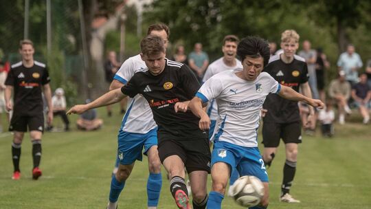 Nico Praß (beim Schuss) und die SG Meisenheim mussten sich dem SV Büchelberg geschlagen geben. Ein Erlebnis war das Fußballfest Nico Praß (beim Schuss) und die SG Meisenheim mussten sich dem SV Büchelberg geschlagen geben. Ein Erlebnis war das Fußballfest