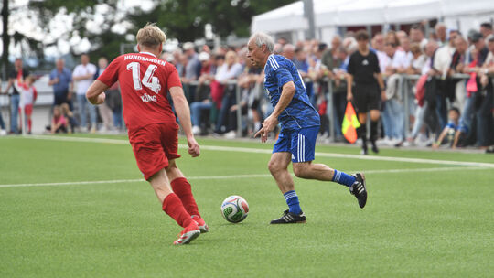 Olaf Thon (am Ball) war für den FC Schalke 04 im Spiel beim SV Hundsangen (links Marc König) mit viel Eifer bei der Sache. Olaf Thon (am Ball) war für den FC Schalke 04 im Spiel beim SV Hundsangen (links Marc König) mit viel Eifer bei der Sache.